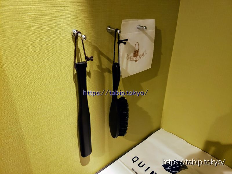 クインテッサホテル大阪ベイ客室内の靴ベラやブラシ