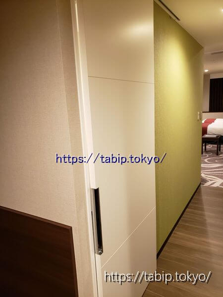 クインテッサホテル大阪ベイの客室内洗面所の扉