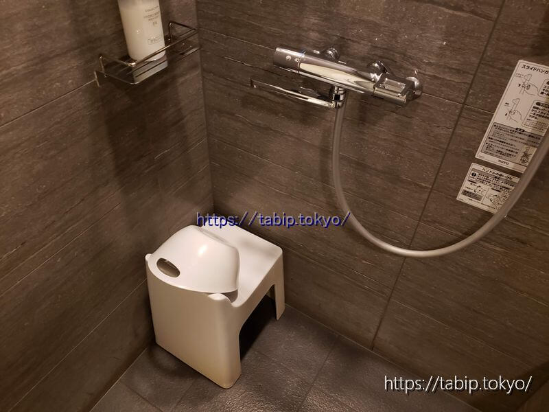 クインテッサホテル大阪ベイの客室内浴室能力洗面器と座椅子