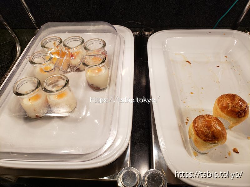 クインテッサホテル大阪ベイの朝食のボイルドエッグとパイ生地でフタをしたビーフシチュー