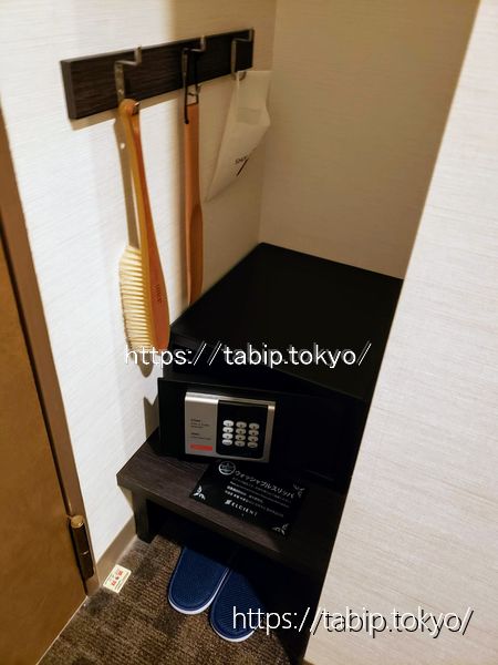 ホテルエルシエント京都のシングルルームの金庫とスリッパ
