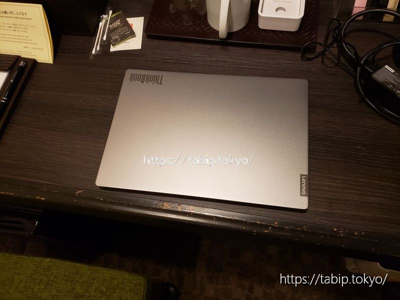 ホテルエルシエント京都のシングルルームのデスクにノートPCを設置