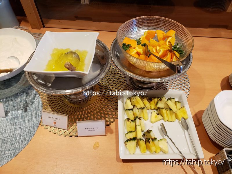 ホテルエルシエント京都のこの日のフルーツはオレンジとパイナップル