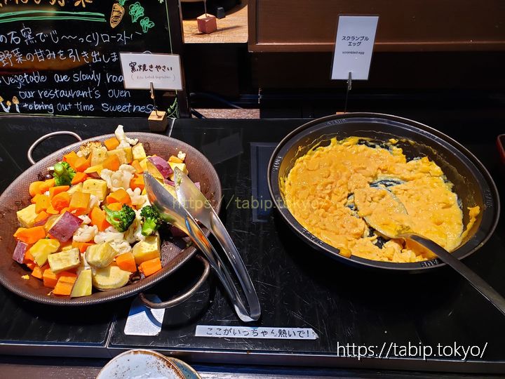 ホテルヴィスキオ大阪の朝食の窯焼き野菜とスクランブルエッグ