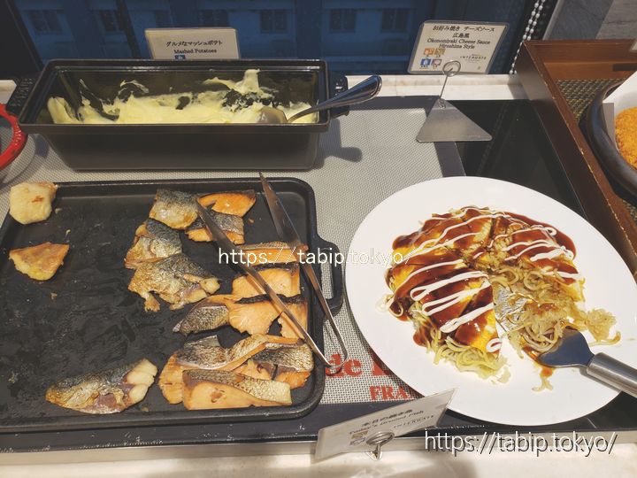 ホテルインターゲート広島のマッシュポテト、焼き魚、お好み焼き