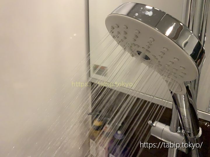 シャワーヘッドの水流は切り替え可能