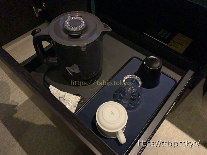 ホテルヴィスキオ大阪の電気ケトルとカップ類