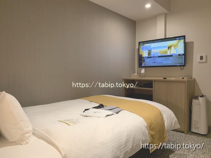 ホテルインターゲート広島のベッドから寝転んでテレビが見る図