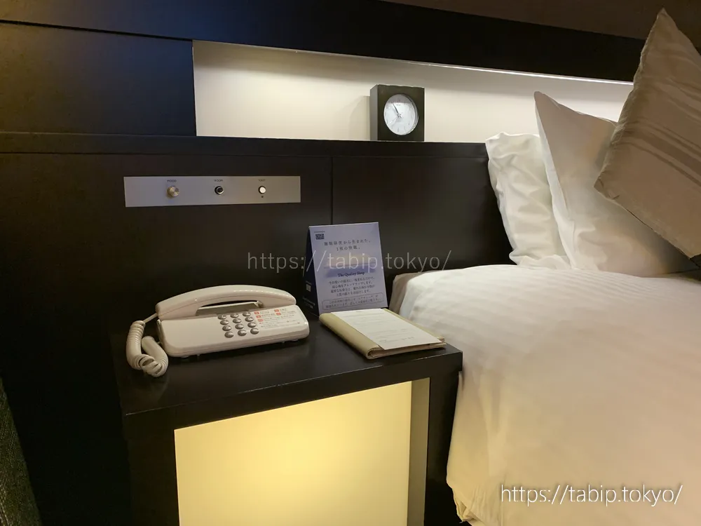 ホテルグランヴィア広島のグランヴィアダブルのベッドサイド