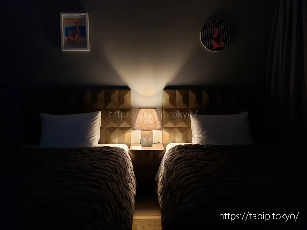 ノードホテル暗闇のベッドサイドランプ