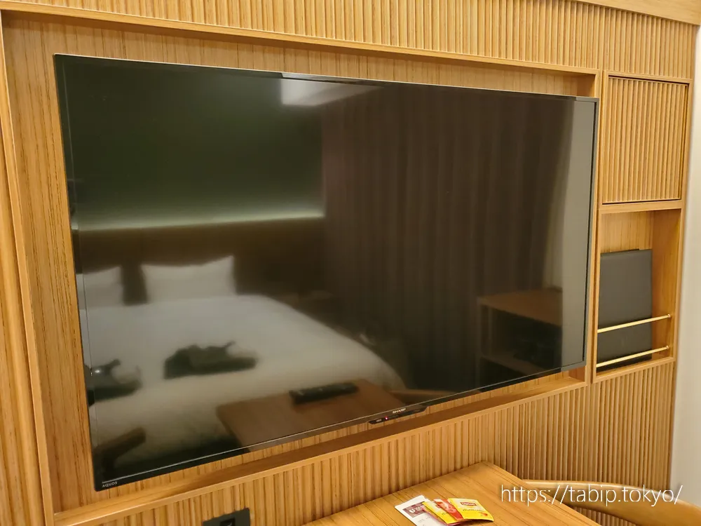 ヴィアイン広島新幹線口のキングルームの50インチテレビ
