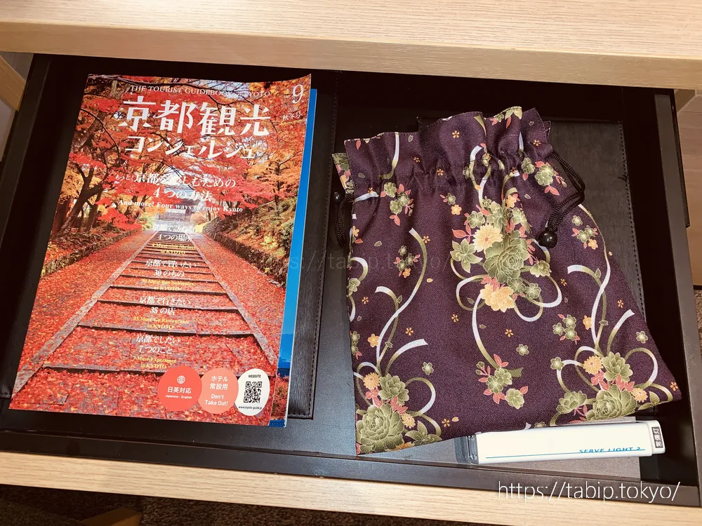 ホテルインターゲート京都四条新町の客室の机の引き出し