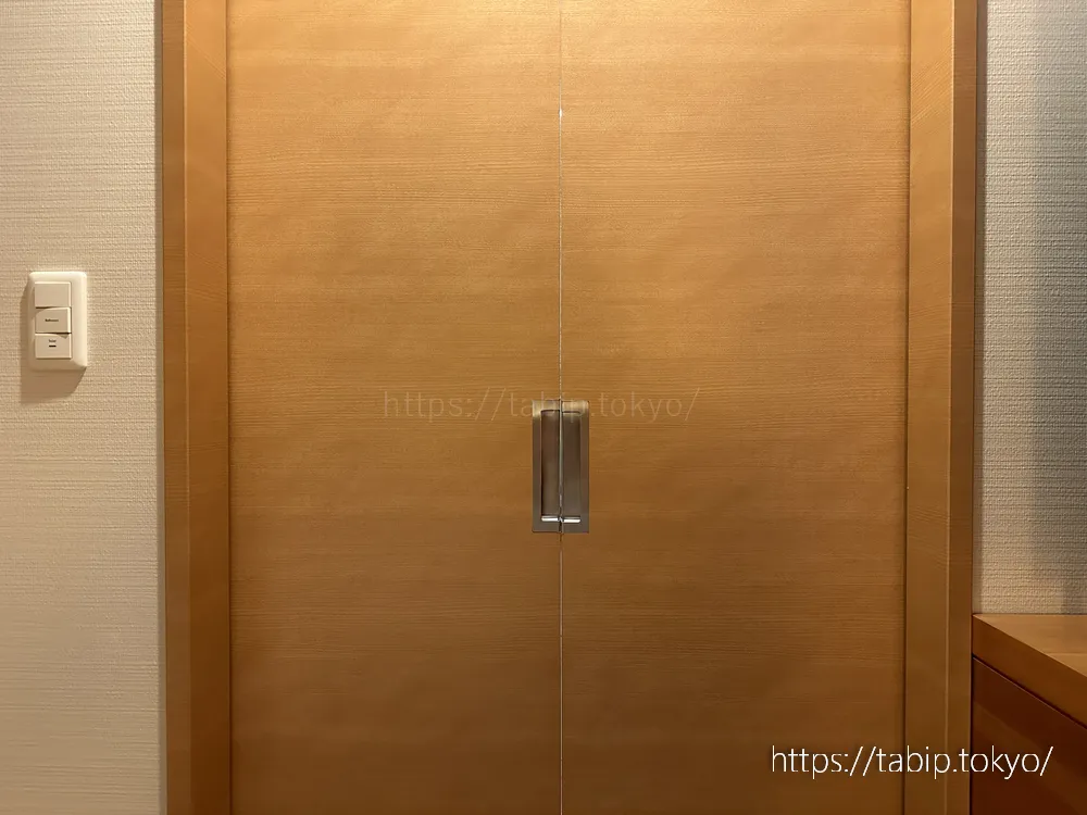 シェラトングランドホテル広島のコーナールームの仕切りドア