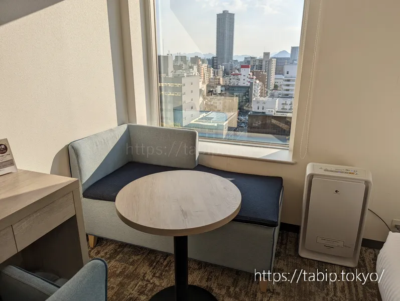 三井ガーデンホテル広島のテーブルとソファ