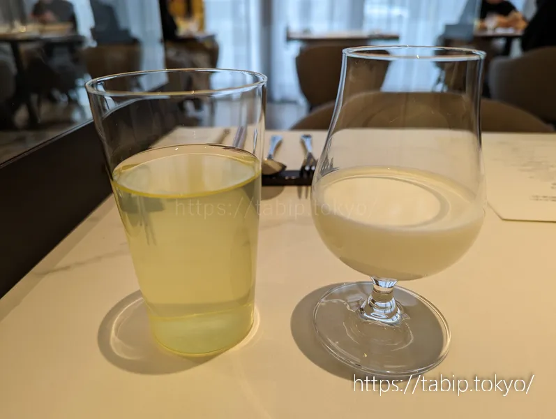 ロイヤルパークホテル　アイコニック京都の牛乳と緑茶
