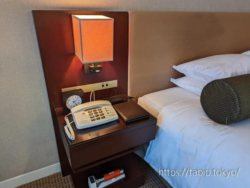 ホテルオークラ京都のダブルルームのベッドサイド