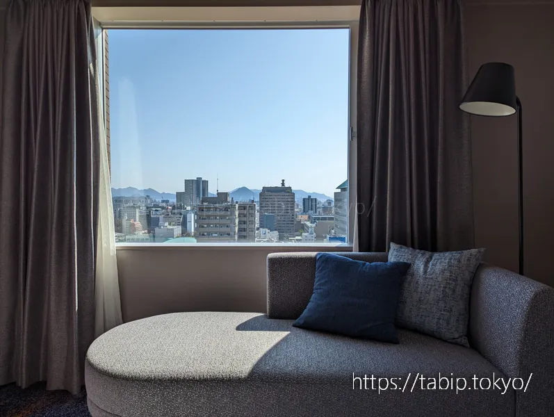 ANAクラウンプラザホテル広島スーペリアツインルームのソファ