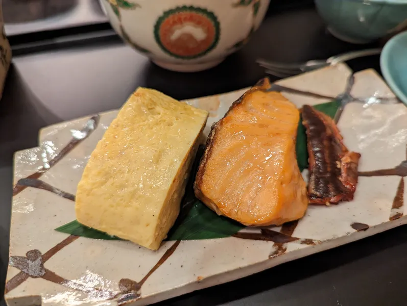 京都ブライトンホテルの和朝食の焼き魚とだし巻き卵