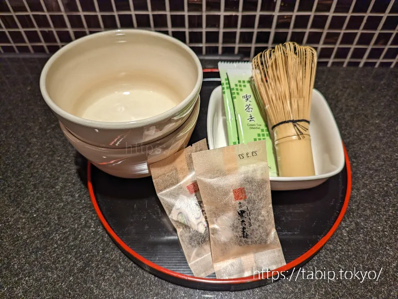 京都ブライトンホテルのエグゼクティブツインの抹茶とお菓子