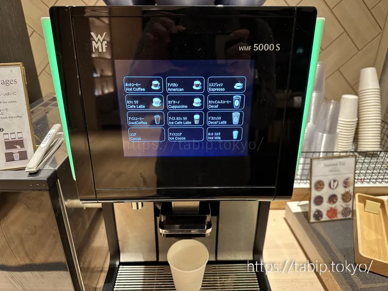 ホテルヴィスキオ京都のゲストラウンジのコーヒーマシン