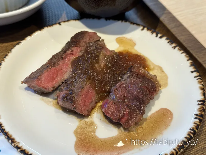ホテルヴィスキオ京都の朝食の牛肉ステーキ