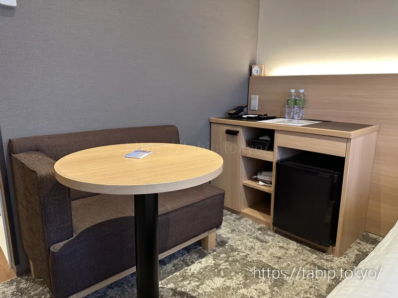 ロイヤルツインホテル京都八条口の客室テーブル