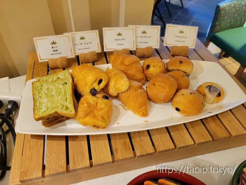 ロイヤルツインホテル京都八条口の朝食のパン類